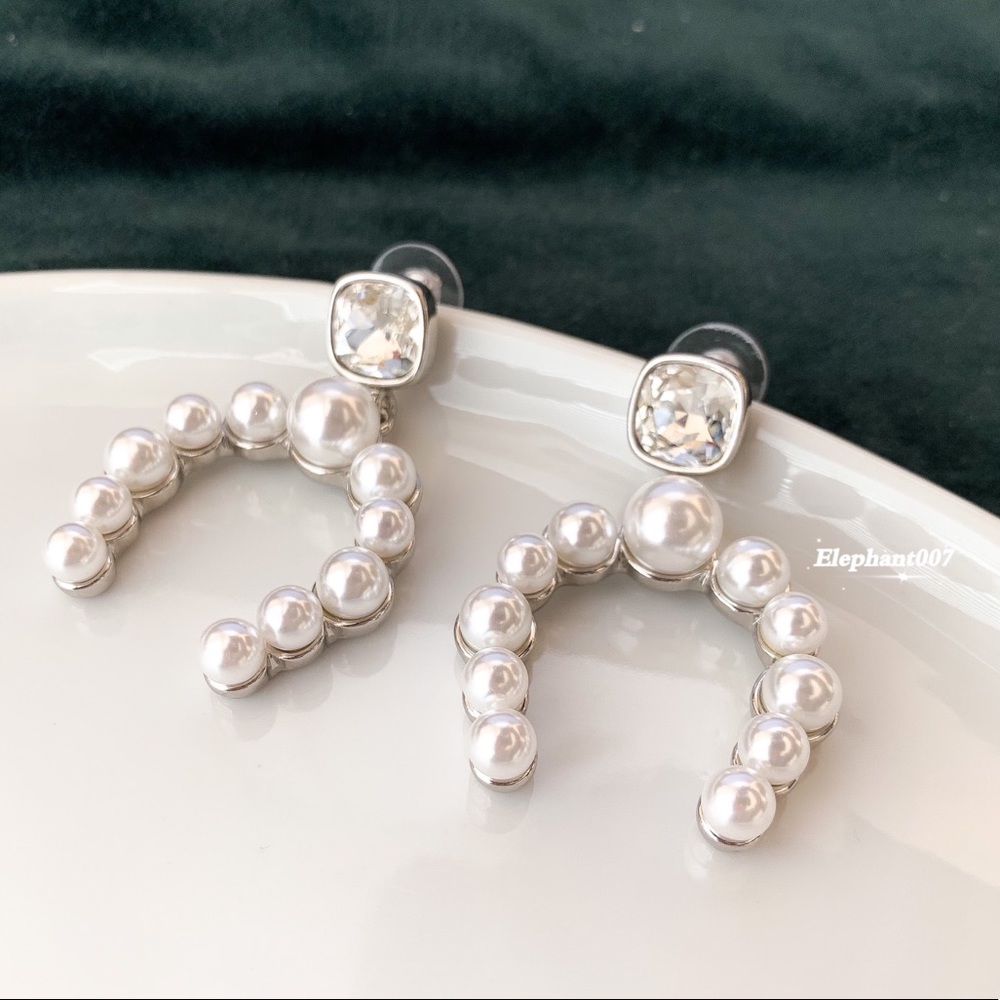 Oscar de la Renta pearl pendant earrings